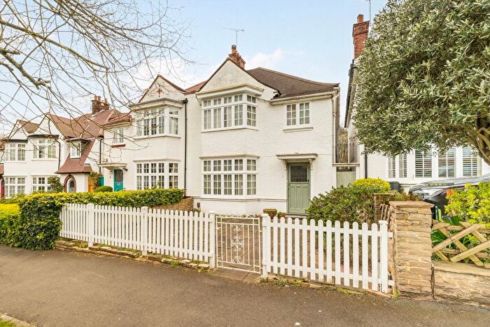 3 Bedroom Property For Sale In Hillway, Highgate, N6