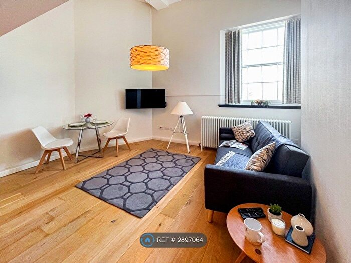 1 Bedroom Flat To Rent In Mcdonald Road, Edinburgh, EH7
