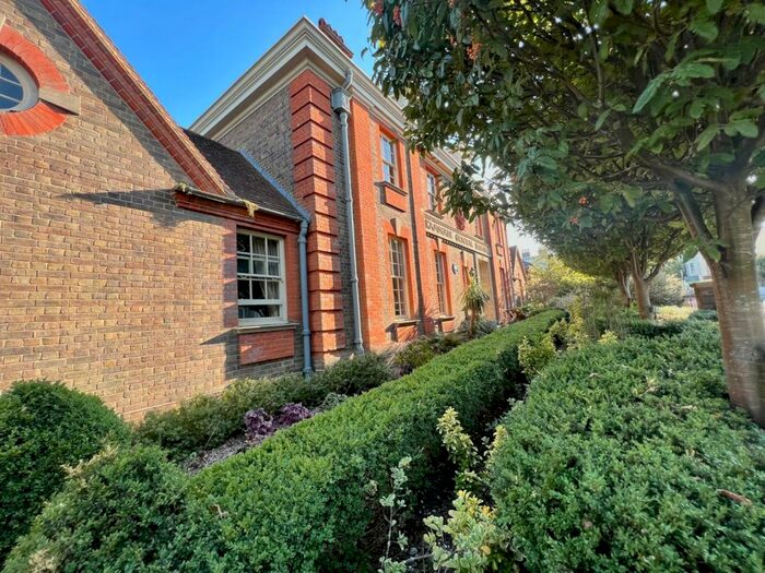 2 Bedroom Flat To Rent In West Cliff Road, Ramsgate, Kent, CT11