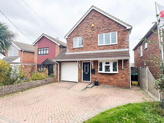 4 Bedroom Detached House For Sale In Bartley Road, Benfleet, SS7
