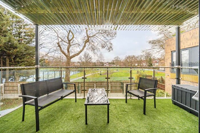 3 Bedroom Flat For Sale In Granville Road, Childs Hill, NW2