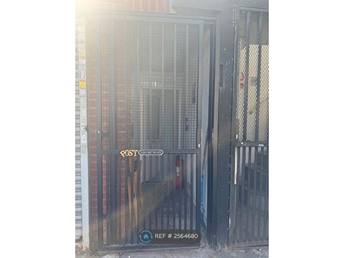 Studio To Rent In Bowes Road, London Se, N13