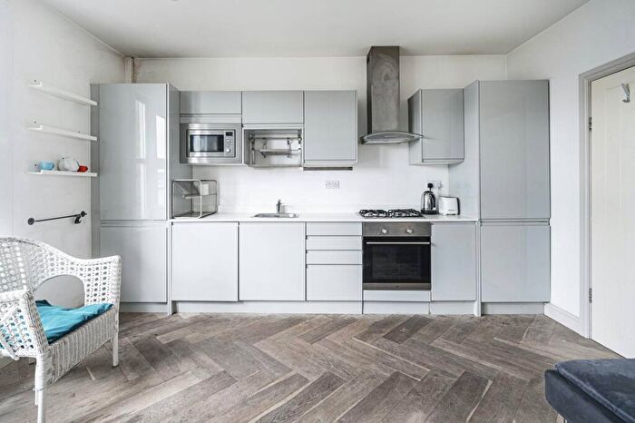 2 Bedroom Flat To Rent In Lea Bridge Road, Leyton, London, E10