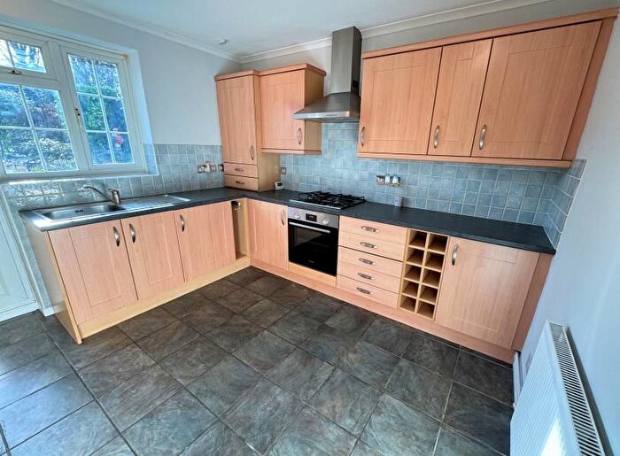 2 Bedroom Flat To Rent In Hollygrove, Bushey, WD23