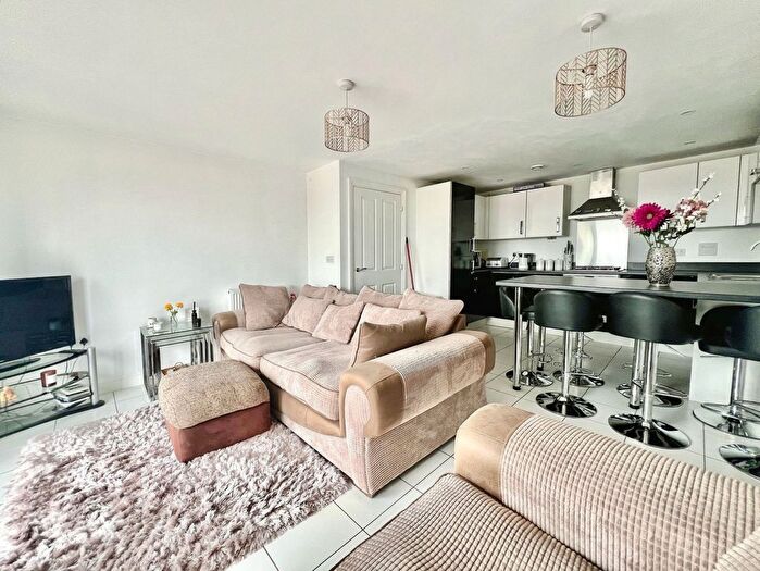 2 Bedroom Flat For Sale In Chadwick Road, Slough, SL3