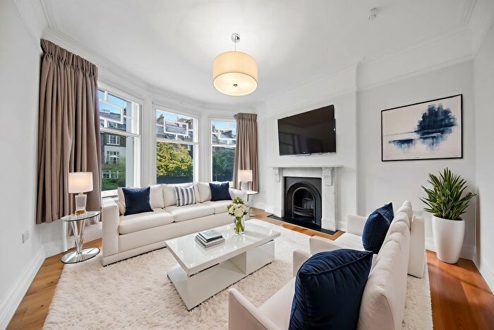 3 Bedroom Flat To Rent In Ridgmount Gardens, London, Greater London, WC1E