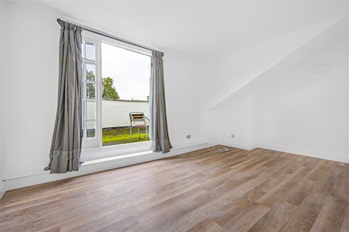 2 Bedroom Apartment For Sale In Wellington Square, Cheltenham, GL50
