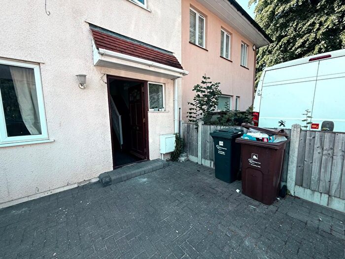 3 Bedroom Semi-Detached House To Rent In Dagenham, RM8