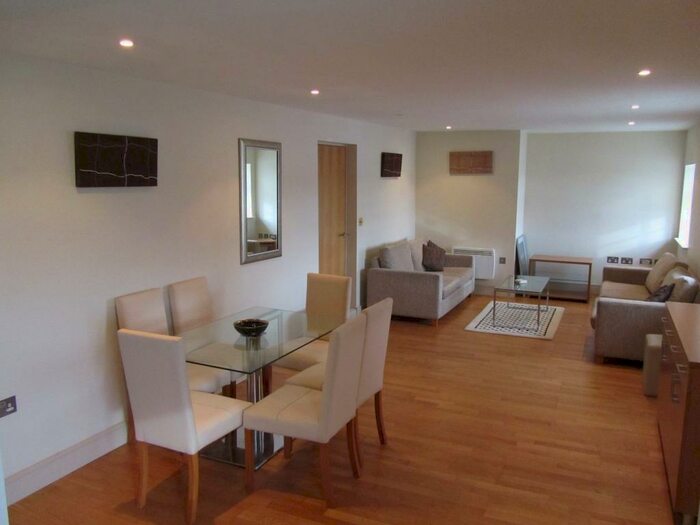 2 Bedroom Apartment To Rent In The Woodlands, Sully, CF64