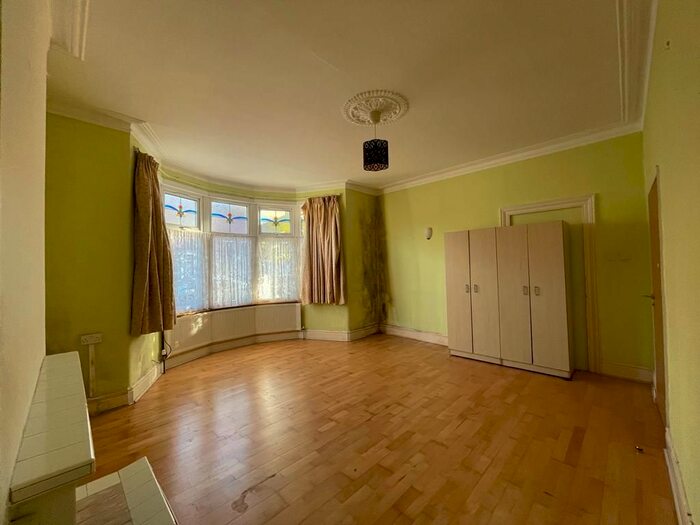 2 Bedroom Flat To Rent In Lynford Gardens, Ilford, IG3