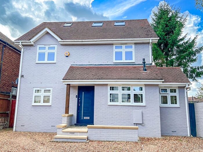 4 Bedroom Detached House For Sale In Merton Way, West Molesey, KT8