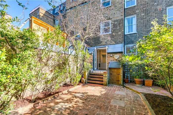 2 Bedroom Flat To Rent In Eardley Crescent, Earls Court, London, SW5