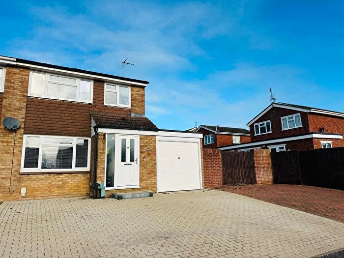 3 Bedroom Semi Detached House For Sale In Springfield Gardens, Deanshanger, MK19