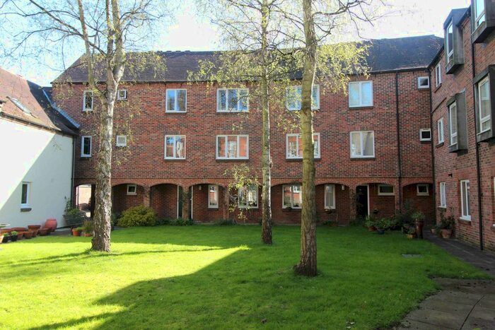 2 Bedroom Flat To Rent In Chapter Mews, Windsor, SL4