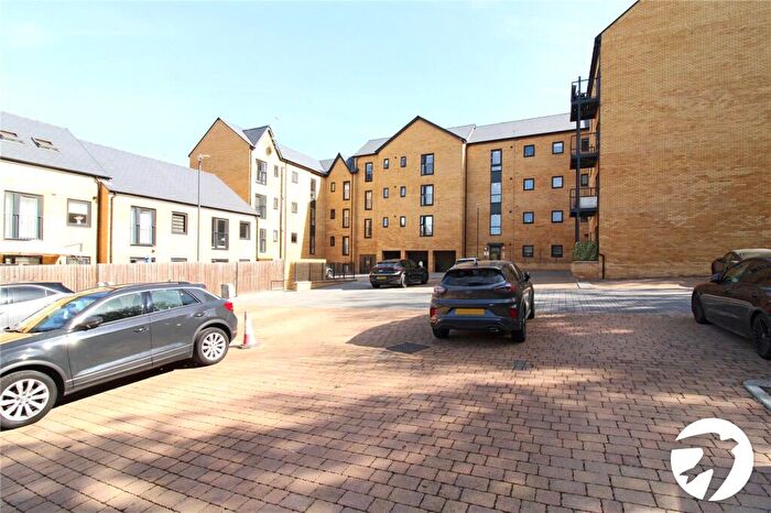 2 Bedroom Flat To Rent In Bazley Close, Swanscombe, Kent, DA10