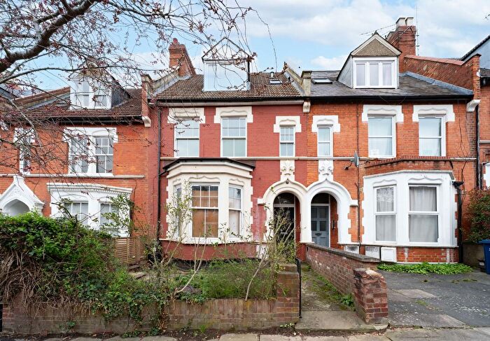 2 Bedroom Flat For Sale In Elm Park Road, N3