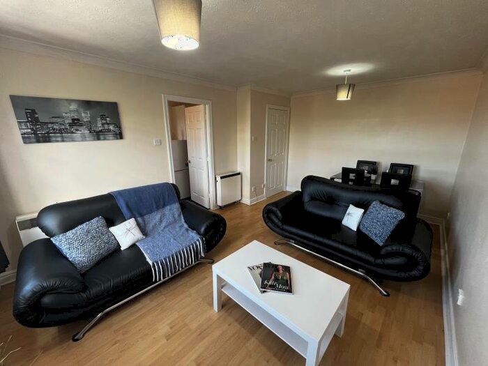 2 Bedroom Apartment To Rent In The Cricketers, LS5