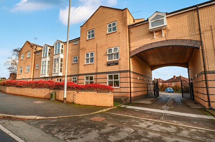 2 Bedroom Flat For Sale In Dib Lane, Leeds, LS8