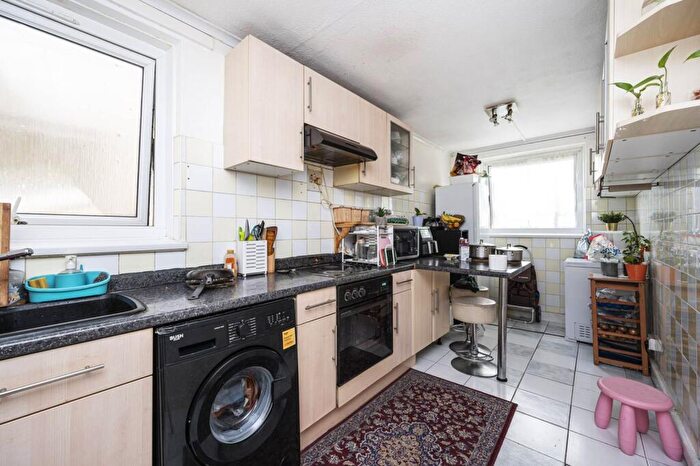 2 Bedroom Flat For Sale In Wellington Way, Bow, London, E3