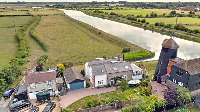4 Bedroom Detached House For Sale In Fitzalan Road, Arundel, BN18