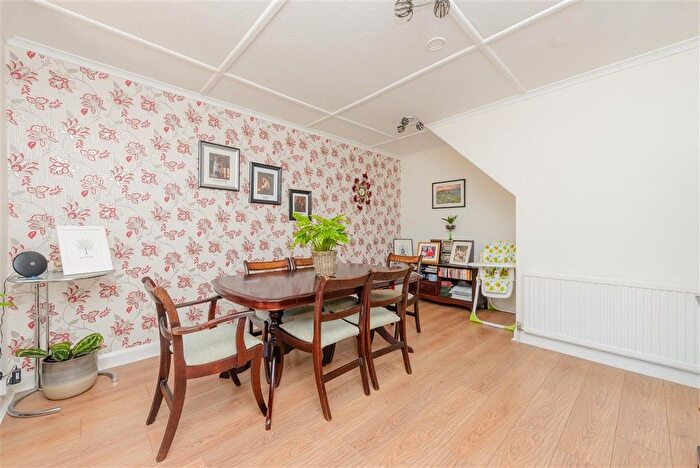 5 Bedroom Semi-Detached House For Sale In Windermere Road, Barnehurst, Kent, DA7