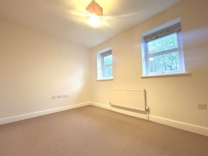 2 Bedroom End Of Terrace House To Rent In Lightwater, Surrey, GU18