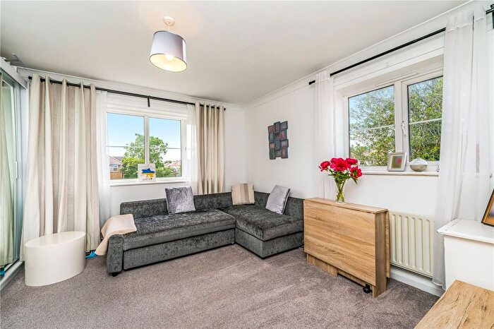 1 Bedroom Flat For Sale In Shepherd Close, Hanworth, TW13