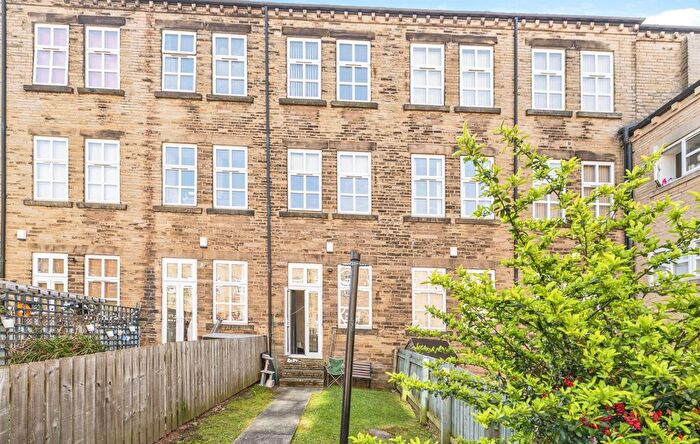 3 Bedroom Property For Sale In Brunswick Place, Heckmondwike, WF16