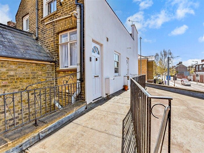 1 Bedroom Flat For Sale In East Street, Faversham, Kent, ME13