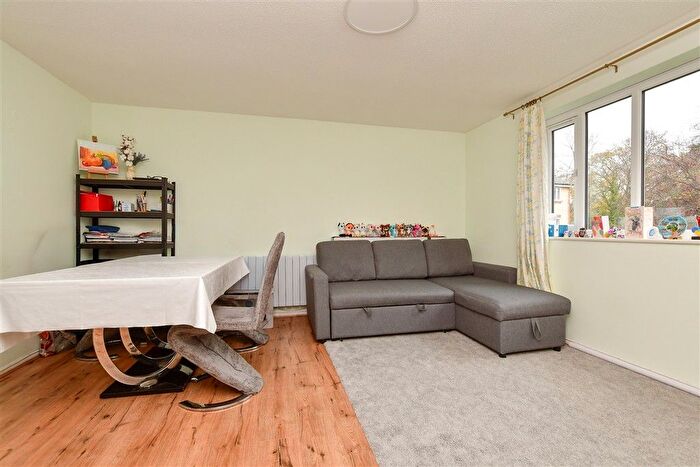 2 Bedroom Flat For Sale In Chipstead Close, Sutton, Surrey, SM2