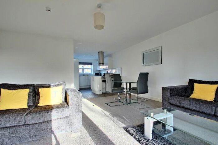 4 Bedroom Town House To Rent In Queens Court Road, Stoke-On-Trent, ST4