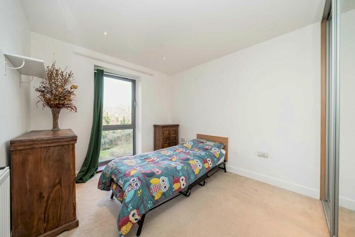 2 Bedroom Flat For Sale In St. Georges Grove, London, SW17