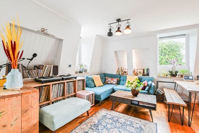 2 Bedroom Flat For Sale In Trinity Road, Bounds Green, N22