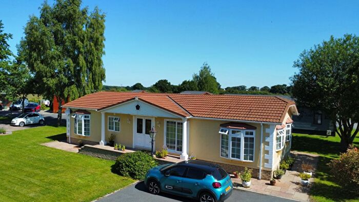 3 Bedroom Mobile/park Home For Sale In Cliffe Country Lodges, Cliffe Common, Selby, North Yorkshire, YO8