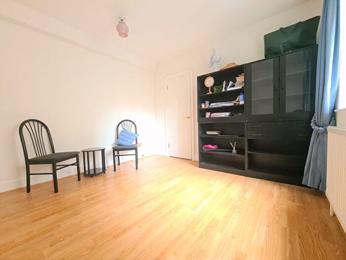 2 Bedroom Flat To Rent In Sloane Avenue, Chelsea, London, SW3