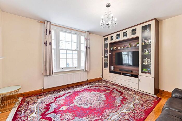 3 Bedroom Maisonette For Sale In Reform Street, Battersea, London, SW11
