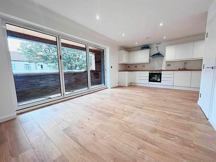 1 Bedroom Flat To Rent In Aveley Road, Romford, RM1