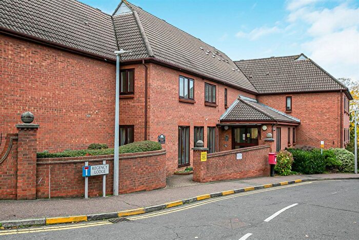 1 Bedroom Flat For Sale In Albert Road, Buckhurst Hill, IG9