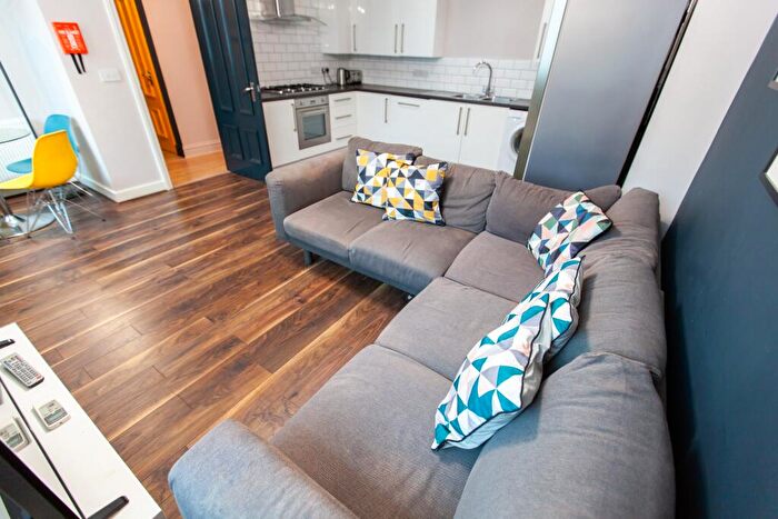 6 Bedroom Flat To Rent In Kempston Street, L3