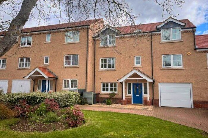 5 Bedroom Town House To Rent In Walnut Mews, Peterborough, PE3
