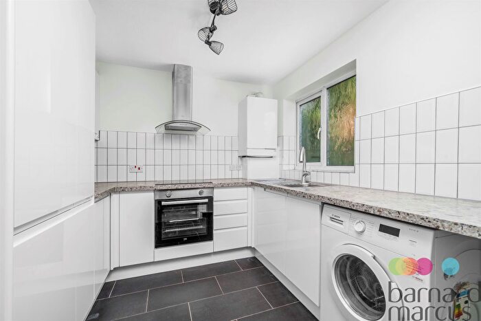 2 Bedroom Flat To Rent In Greenway Close, London, N11