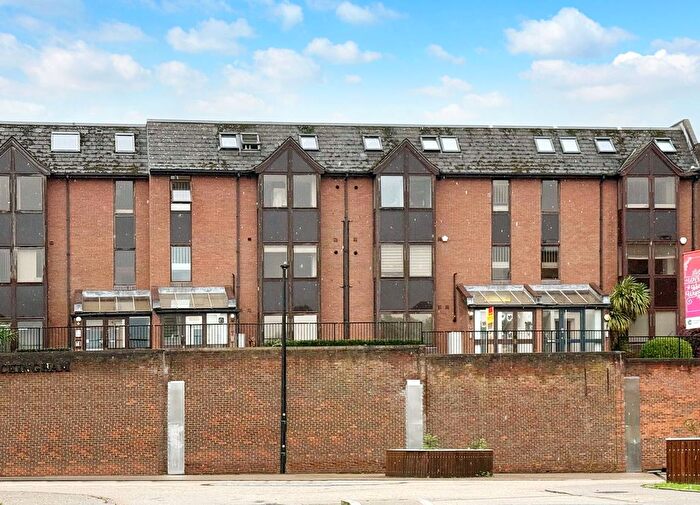 2 Bedroom Flat For Sale In Bellfield Road, High Wycombe, HP13