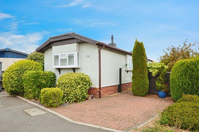 2 Bedroom Park Home For Sale In Brickhill Farm Park Homes, Luton, LU1
