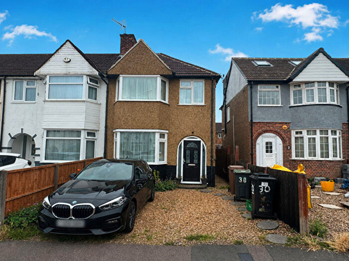 3 Bedroom End Of Terrace House For Sale In Hurst Way, Luton, LU3