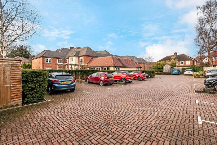 1 Bedroom Flat For Sale In Kingston Avenue, Leatherhead, Surrey, KT22