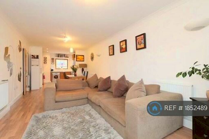 2 Bedroom Flat To Rent In Cazenove Road, London, N16