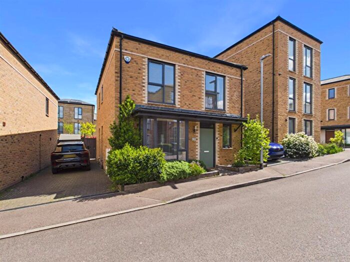 4 Bedroom Detached House For Sale In Faith Close, Coulsdon, CR5