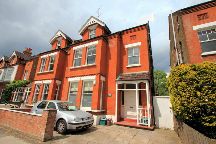 2 Bedroom Apartment To Rent In Surbiton, KT6