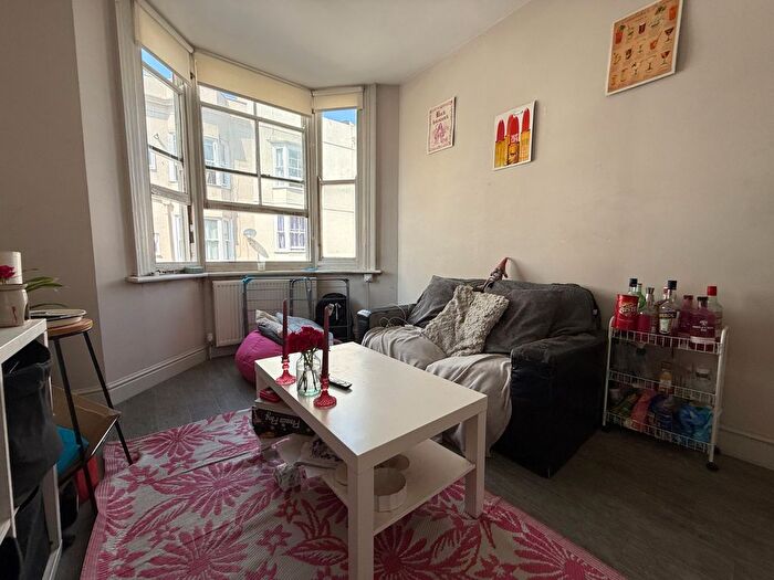 3 Bedroom Flat To Rent In Lansdowne Street, Hove, BN3