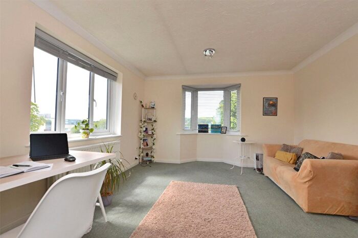 1 Bedroom Flat For Sale In St. Annes Mount, Redhill, Surrey, RH1